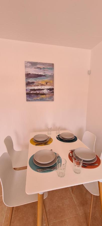 Beautiful Garden Flat Nearly Refurbished Free Wifi Apartment คอร์ราเลโฮ ภายนอก รูปภาพ